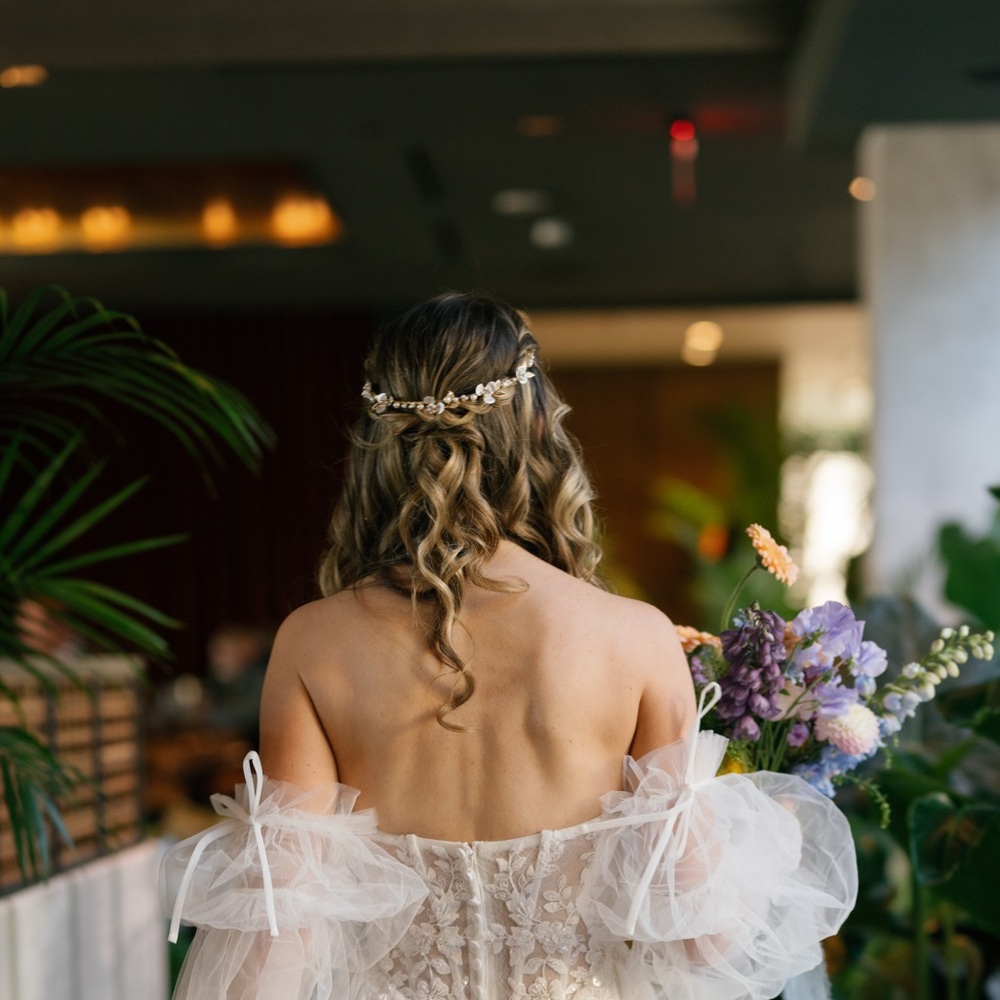 UNTAMED PETALS BY AMANDA JUDGE Pearl and Gold Hair Accessory